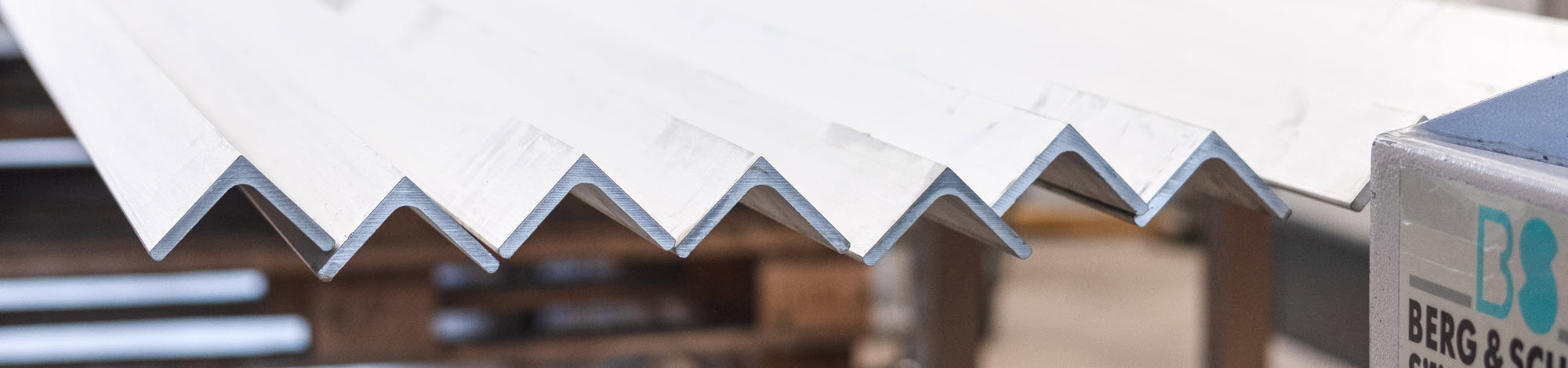 Edelstahlprofile gekantet